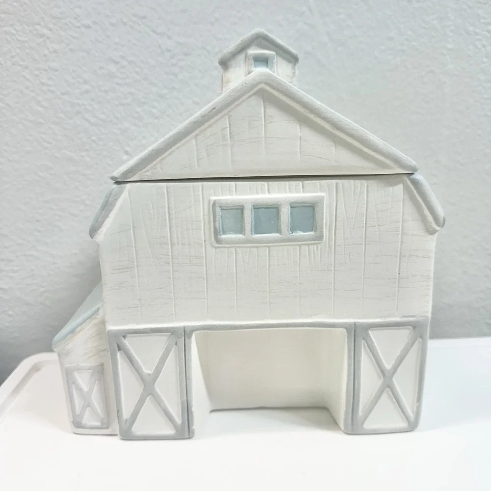 Market Finds Ceramic‎ Barn Cookie Jar White Blue Farmhouse 2022 Harvest *Read*